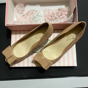 Vero Cuoio Tan Flats with Chic Design